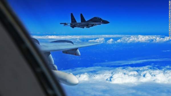 Chiến đấu cơ Trung Quốc nhào lộn ngay trên máy bay Mỹ