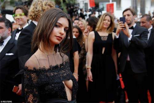 Lại một mỹ nữ khác phải xấu hổ vì váy xẻ cao tại Cannes 10
