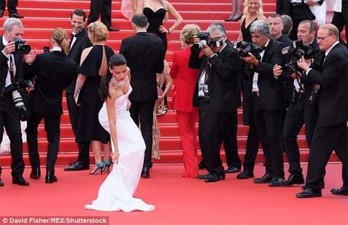 Lại một mỹ nữ khác phải xấu hổ vì váy xẻ cao tại Cannes 5
