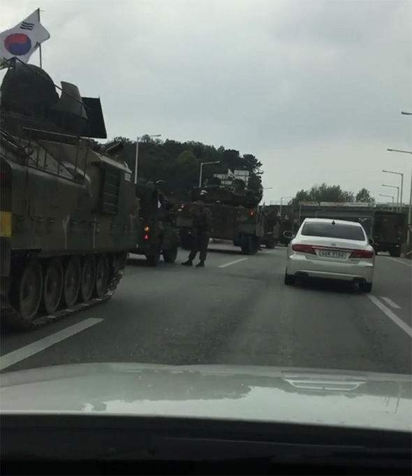 Đoàn xe quân sự HQ rầm rộ áp sát biên giới Triều Tiên? 2