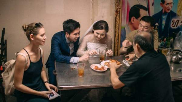Cặp đôi Thái gây sốt vì chụp ảnh cưới với muôn kiểu món ăn 4