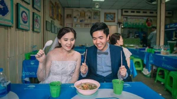 Cặp đôi Thái gây sốt vì chụp ảnh cưới với muôn kiểu món ăn 3