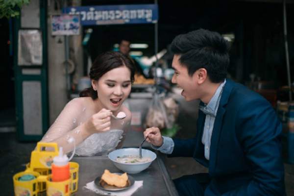 Cặp đôi Thái gây sốt vì chụp ảnh cưới với muôn kiểu món ăn 5
