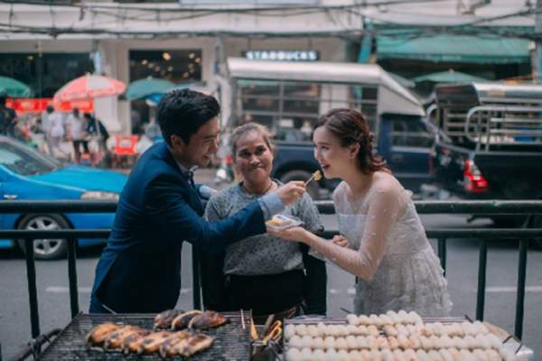 Cặp đôi Thái gây sốt vì chụp ảnh cưới với muôn kiểu món ăn 7