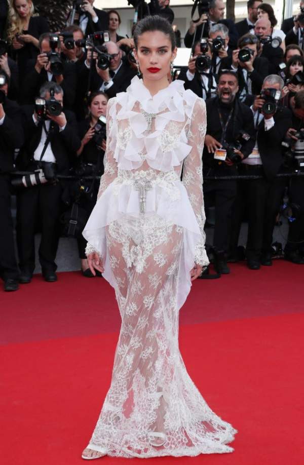 Thiên thần nội y "mặc như không" đến Cannes, lộ 80% cơ thể 2