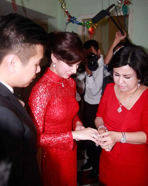 Bố mẹ chồng sao Việt gây choáng vì tặng đồng hồ ngàn đô, trang sức tiền tỷ 9