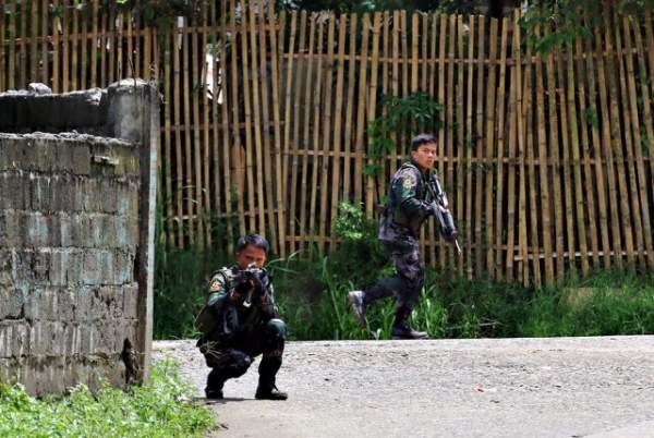 Cận cảnh quân đội Philippines tìm diệt IS trên đường phố 2