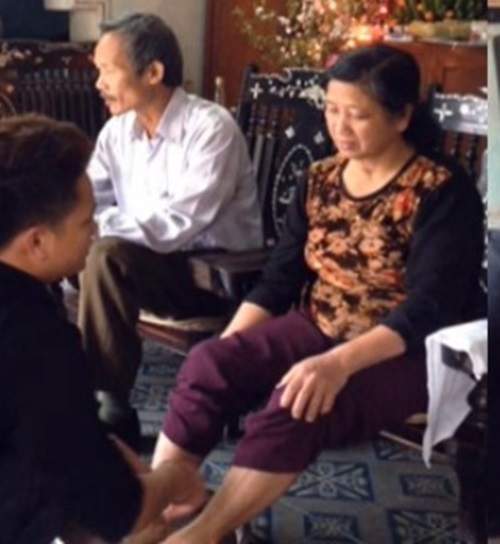 Ở ngoài sang chảnh, mỹ nhân Việt về nhà vẫn rửa chân, đút ăn cho mẹ 4