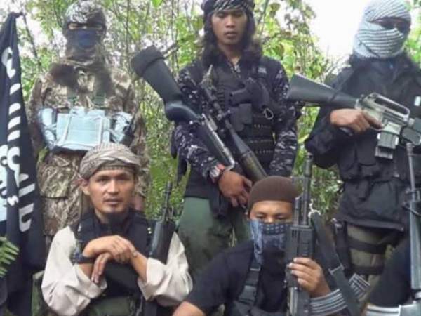 Philippines đem vũ khí hạng nặng đến giao chiến IS 4