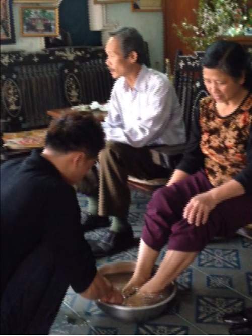 Ở ngoài sang chảnh, mỹ nhân Việt về nhà vẫn rửa chân, đút ăn cho mẹ 5