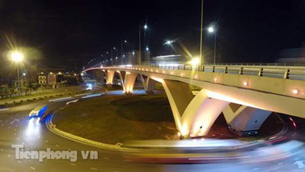 Cầu vượt gần 3.000 tỷ đồng tại Hà Nội lung linh về đêm 5