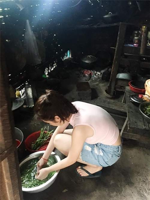Ở ngoài sang chảnh, mỹ nhân Việt về nhà vẫn rửa chân, đút ăn cho mẹ 10