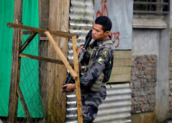 Philippines đem vũ khí hạng nặng đến giao chiến IS 3