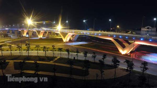 Cầu vượt gần 3.000 tỷ đồng tại Hà Nội lung linh về đêm 4