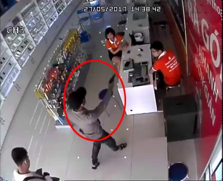 Công an lên tiếng về clip 2 người có súng cướp siêu thị điện thoại ở Bắc Ninh