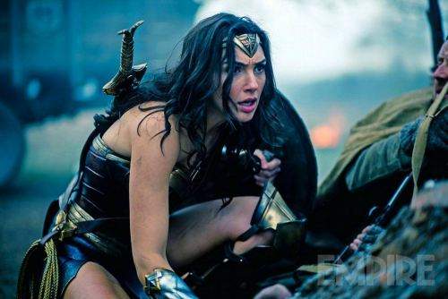 "Vỡ kế hoạch", Wonder Woman tìm mọi cách che giấu bụng bầu 4