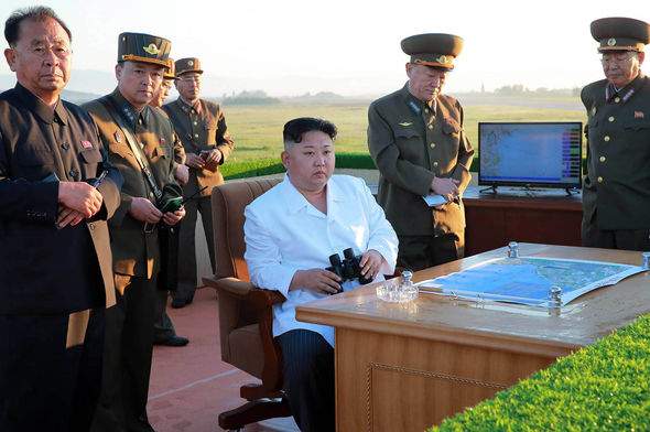 Kim Jong-un tươi cười thị sát hệ thống phòng không mới 2
