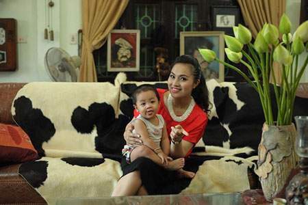 Những cô vợ "đáng tuổi cháu" của sao Việt ngay càng gợi cảm sau khi sinh 3