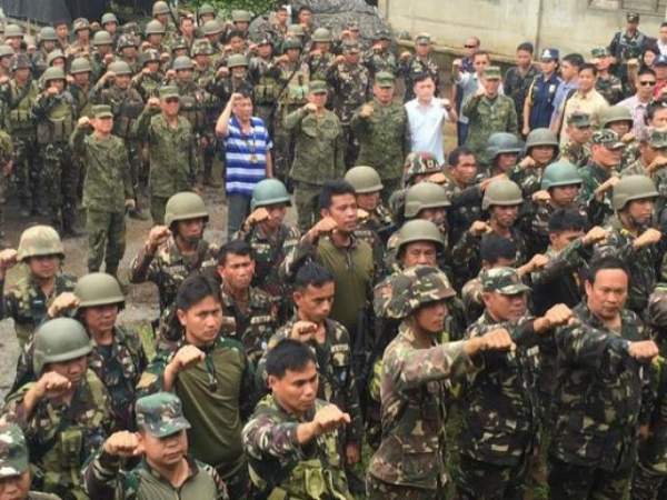 IS trói tay 8 người Philippines thả từ trên cầu xuống đất 4