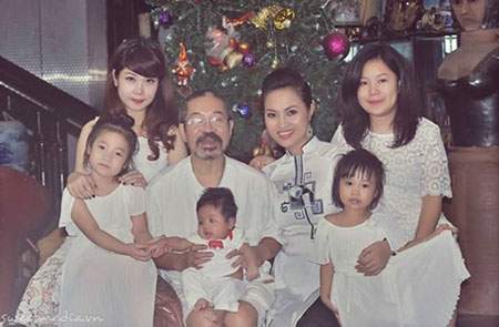 Những cô vợ "đáng tuổi cháu" của sao Việt ngay càng gợi cảm sau khi sinh