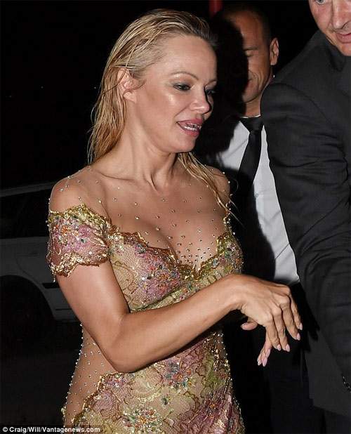 "Bom sex" Pamela Anderson diện váy hở hông, ướt đẫm trên biển 3