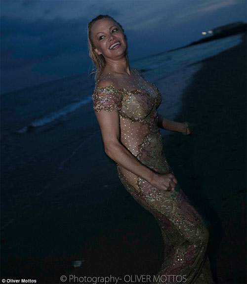 "Bom sex" Pamela Anderson diện váy hở hông, ướt đẫm trên biển 2