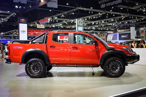 Cách tân Chevrolet Colorado với gói độ chính hãng 4