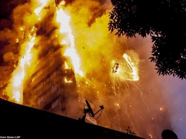 Phát trực tiếp video từ trong tòa nhà cháy kinh dị ở Anh 5