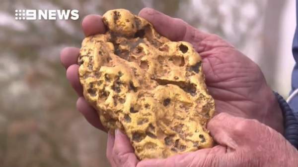 Người đàn ông Úc "vớ bẫm" vì đào được cục vàng 4,3kg 3