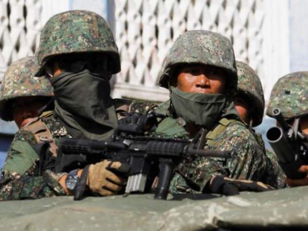 Phóng viên bị xạ thủ IS ở Philippines bắn đạn găm trúng cổ 5