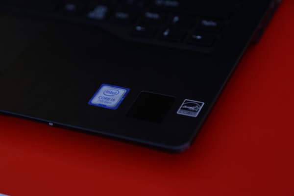 Laptop bảo mật bằng tĩnh mạch lòng bàn tay, giá từ 33 triệu đồng 2
