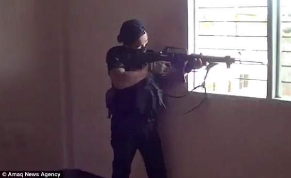 Phóng viên bị xạ thủ IS ở Philippines bắn đạn găm trúng cổ 3