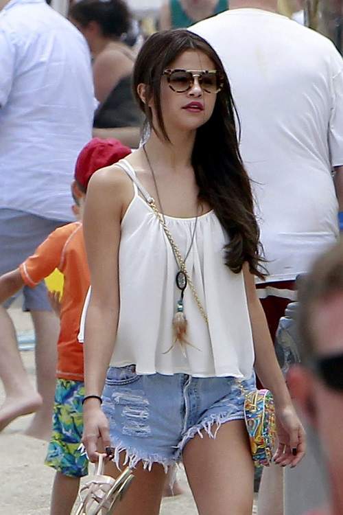 Trước khi yêu triệu phú, Selena Gomez mặc ngắn hơn 5cm