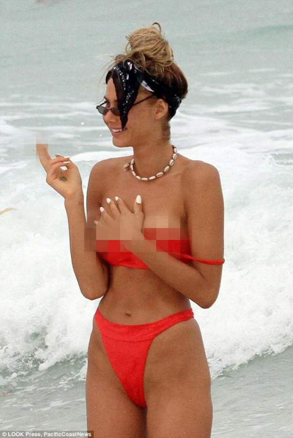 Mỹ nữ từng tắm tiên cùng Justin Bieber tẽn tò vì tụt bikini 3
