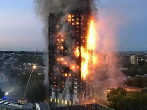 Đám đông gọi Thủ tướng Anh là “đồ hèn” sau vụ cháy London 5
