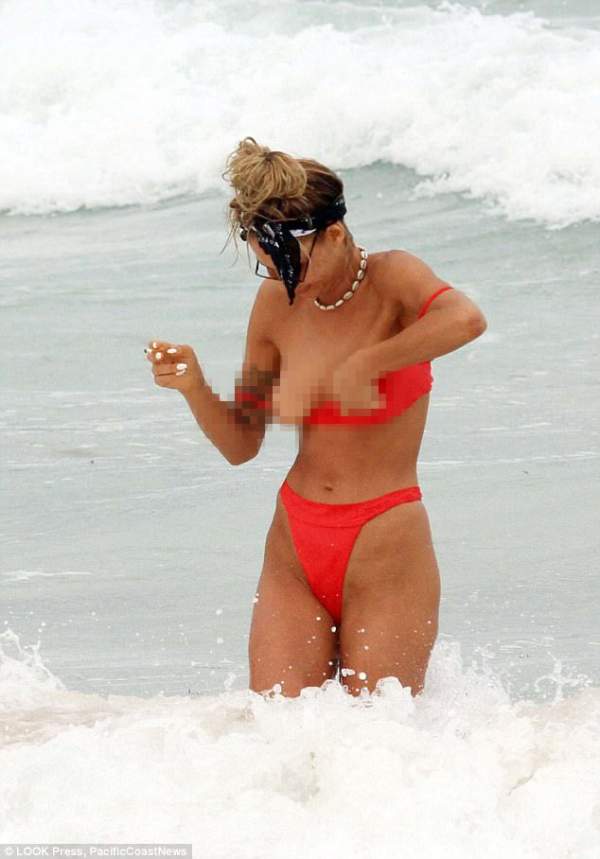 Mỹ nữ từng tắm tiên cùng Justin Bieber tẽn tò vì tụt bikini 4