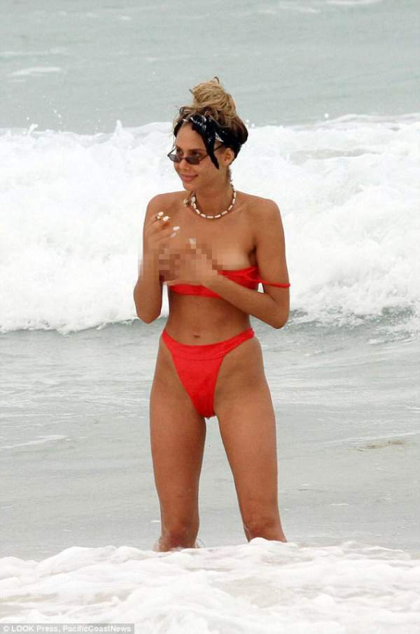 Mỹ nữ từng tắm tiên cùng Justin Bieber tẽn tò vì tụt bikini
