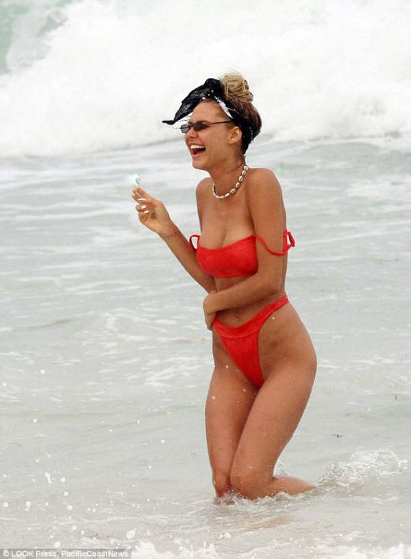 Mỹ nữ từng tắm tiên cùng Justin Bieber tẽn tò vì tụt bikini 5