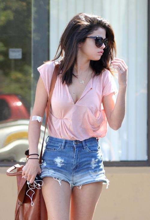 Trước khi yêu triệu phú, Selena Gomez mặc ngắn hơn 5cm 5