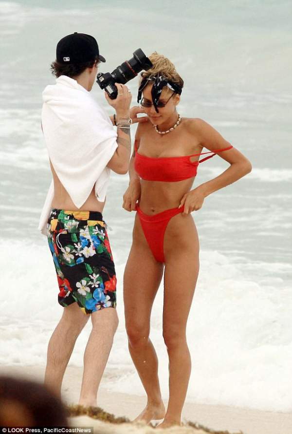 Mỹ nữ từng tắm tiên cùng Justin Bieber tẽn tò vì tụt bikini 8