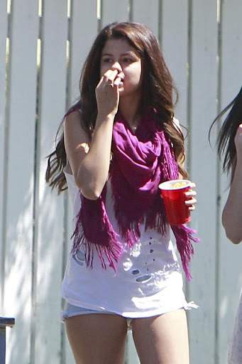 Trước khi yêu triệu phú, Selena Gomez mặc ngắn hơn 5cm 8