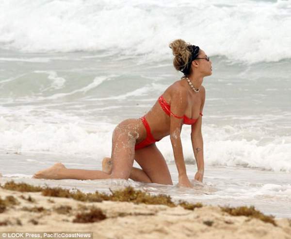 Mỹ nữ từng tắm tiên cùng Justin Bieber tẽn tò vì tụt bikini 7