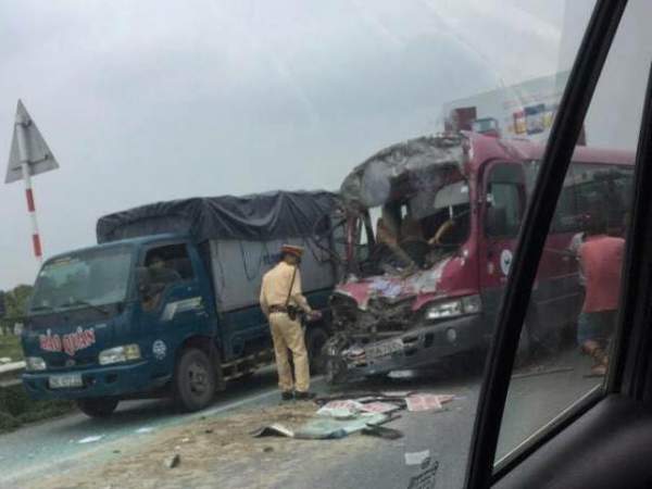 Xe bán tải đâm trực diện xe khách trên đường dẫn Nam hầm Hải Vân, 4 người bị thương 2