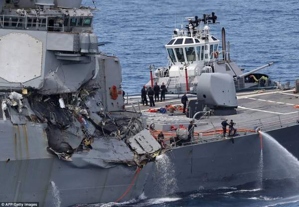 Cận cảnh chiến hạm 1,5 tỷ USD Mỹ bị tàu hàng đâm hỏng nặng 2