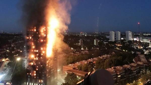 Vì sao người trong nhà cháy London được yêu cầu "ở yên"?