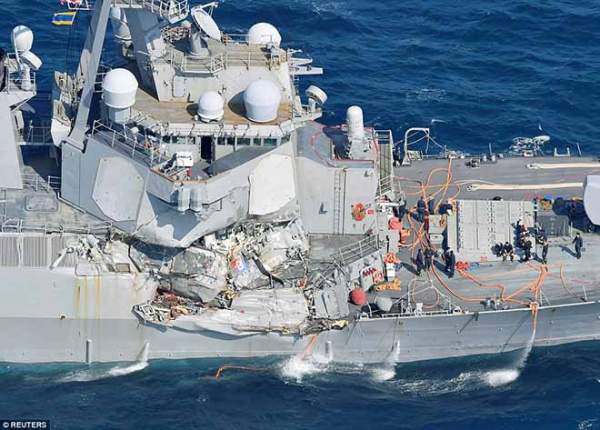 Cận cảnh chiến hạm 1,5 tỷ USD Mỹ bị tàu hàng đâm hỏng nặng