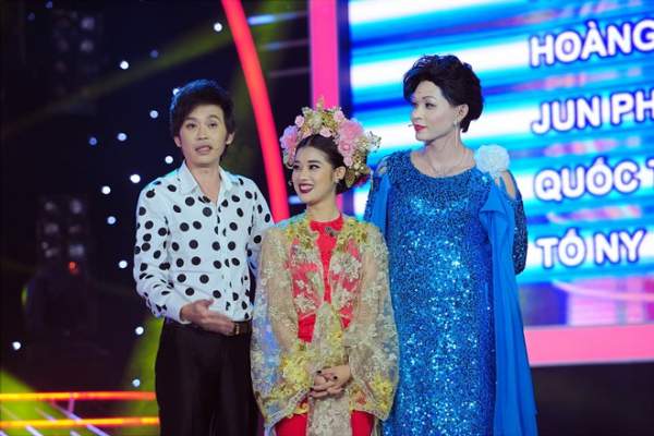 Hoài Linh bỏ tiền túi 25 triệu tặng Hoàng Yến Chibi