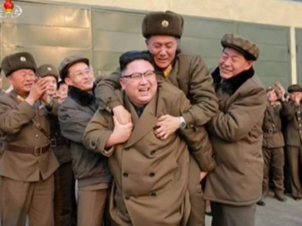 Người Triều Tiên bày tỏ tình yêu với ông Kim Jong-un 5