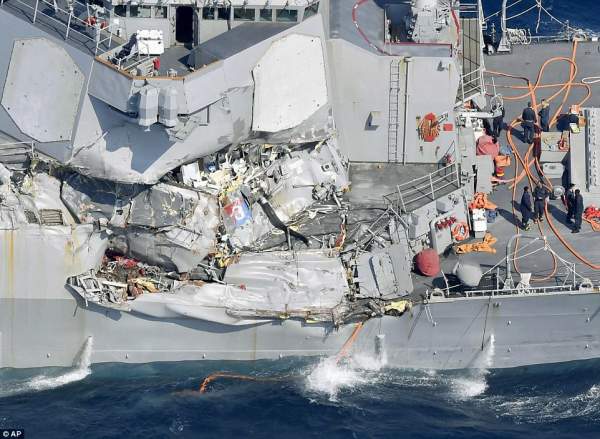 Cận cảnh chiến hạm 1,5 tỷ USD Mỹ bị tàu hàng đâm hỏng nặng 3