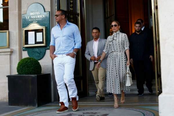 Hé lộ hóa đơn 7 tỷ Jennifer Lopez vung tay cho 2 ngày du hý với tình trẻ 6